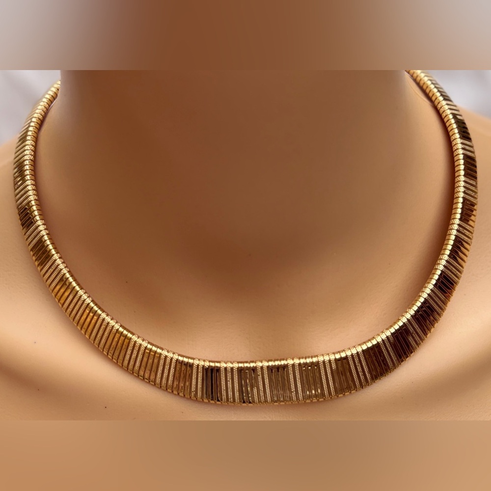 Trifari  Elegant Gold tone choker collar Necklace